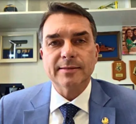 Mensagem falsa sobre Fl�vio Bolsonaro e Nossa Senhora Aparecida viraliza com 181 mil rea��es