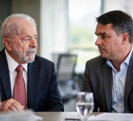 Pesquisa revela: Desaprova��o de Lula cai levemente, mas Fl�vio Bolsonaro segue com mais rejei��o