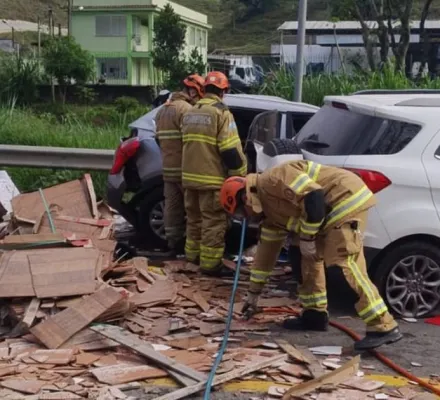 Colis�o na BR-393 no Rio de Janeiro mata cinco pessoas e deixa nove feridos