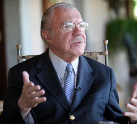Jos� Sarney � internado na UTI ap�s cirurgia no abd�men