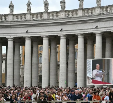Papa Le�o XIV aparece publicamente e sorri ap�s cirurgia para tirar c�ncer