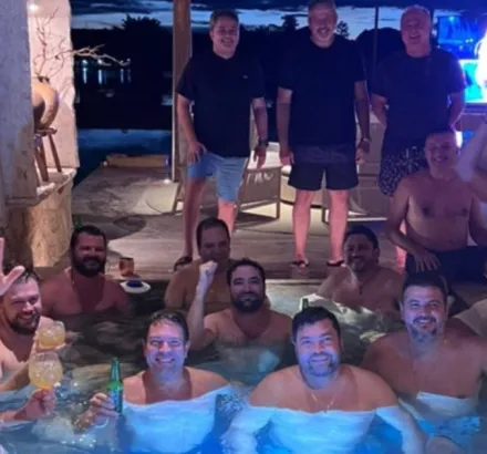 Pol�cia Federal investiga quem vazou foto �ntima de senador em piscina com colegas