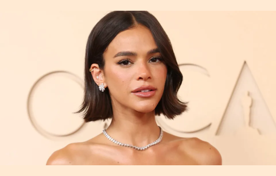 Bruna Marquezine deslumbra no Oscar com vestido prateado da Gucci