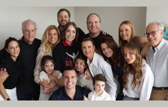 Fabiana Justus celebra fim da quimioterapia com festa surpresa da fam�lia: >Acabou>