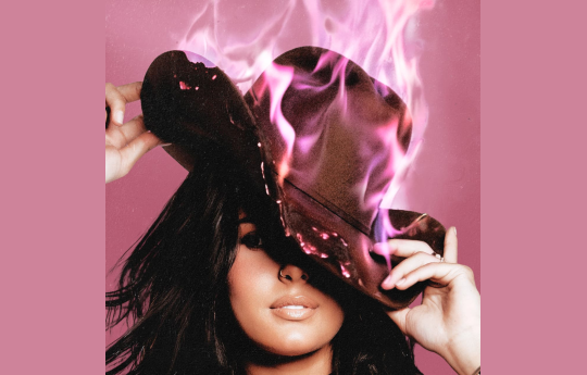 Ana Castela revela Capa de �FIRE ARENA�, seu novo �lbum