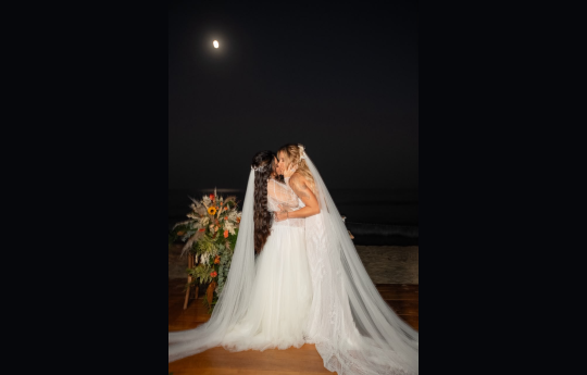 Lauana Prado e Tati Dias celebram o amor em cerim�nia emocionante � beira-mar