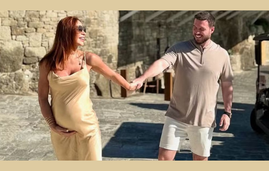 Ma�ra Cardi exibe barrig�o durante viagem rom�ntica � Gr�cia: >Parece um sonho>
