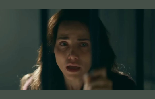Adriana fica entre a vida e a morte ap�s sofrer ataque na pris�o em 'Quem Ama Cuida'