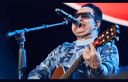 Marrone diz ser 'meio gay' em show e Bruno reage