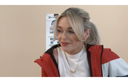 Atriz de 'Coronation Street' mostra romance com namorado ap�s anivers�rio de namoro