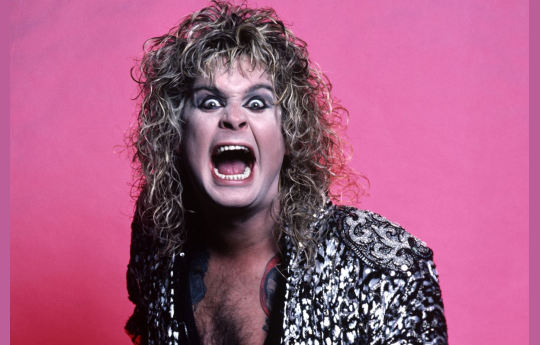 Neto s�sia de Ozzy Osbourne arranca a cabe�a de um morcego igual ao av�