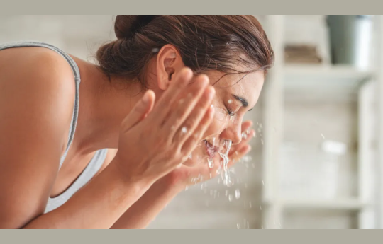 �gua fria, morna ou quente? Veja qual � a melhor para lavar o rosto