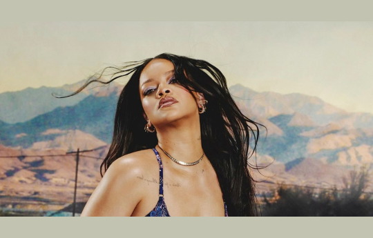 Rihanna exibe bumbum nu em body de fio dental em fotos ousadas