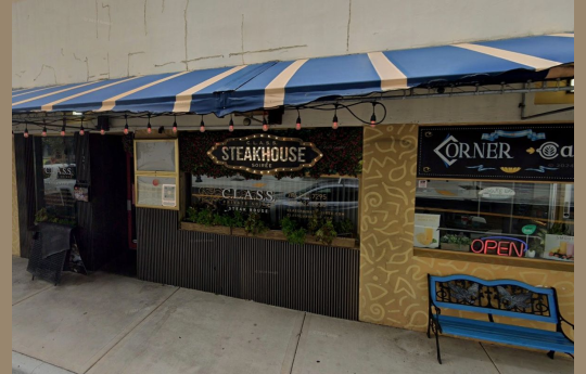 Steakhouse nos EUA serve jantar gourmet para clientes completamente nus por R$ 1.100