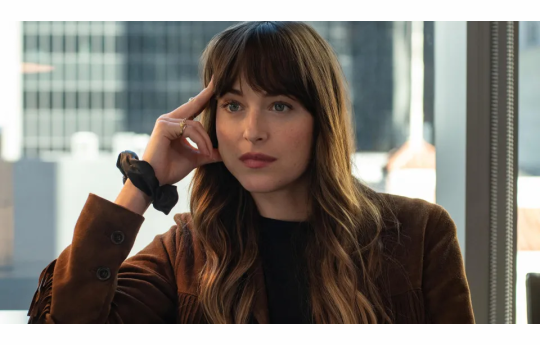 Dakota Johnson revela frustra��o profunda por ainda n�o ter sido m�e aos 36 anos