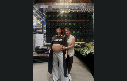 Renata Ceribelli comemora vov� em foto com filha gr�vida de g�meos