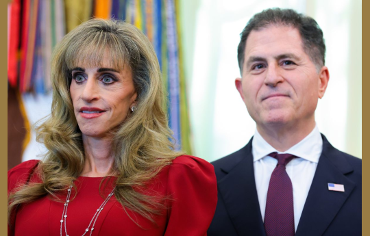 Esposa de bilion�rio � alvo de ataques cru�is na internet ap�s aparecer ao lado de Trump