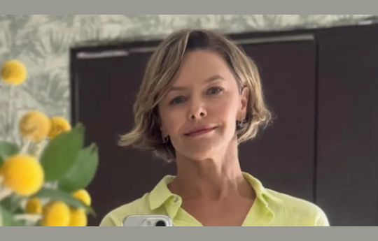 Bianca Rinaldi comemora 52 anos com foto nua e mensagem de autoaceita��o