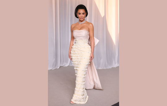 Kim Kardashian impressiona no tapete vermelho com vestido vintage de 1951 inspirado em Elizabeth Taylor