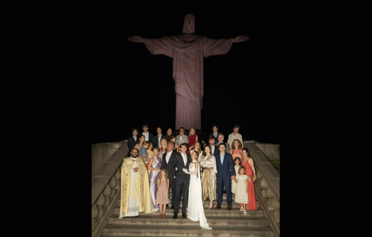 Filho de RFK Jr. celebra casamento com pop star brasileira no Rio de Janeiro