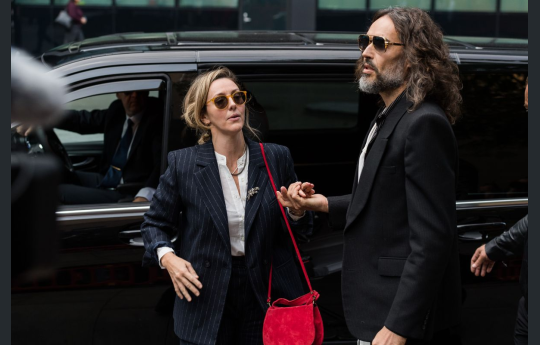 Esposa de Russell Brand compara tumulto da m�dia a olho de furac�o ao sair de tribunal