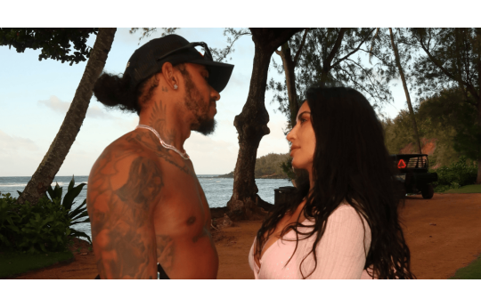 Lewis Hamilton revela como � brincar com os filhos de Kim Kardashian e presenteia a fam�lia