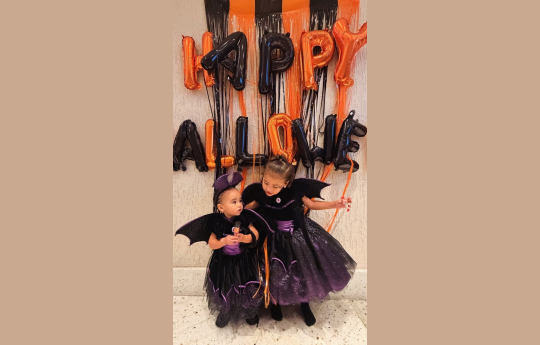 Bruna Biancardi exibe filhas vestidas de morcego na festa de Halloween em casa com Neymar