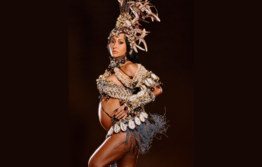 Gr�vida, Sabrina Sato impressiona com barriga � mostra em ensaio da Vila Isabel