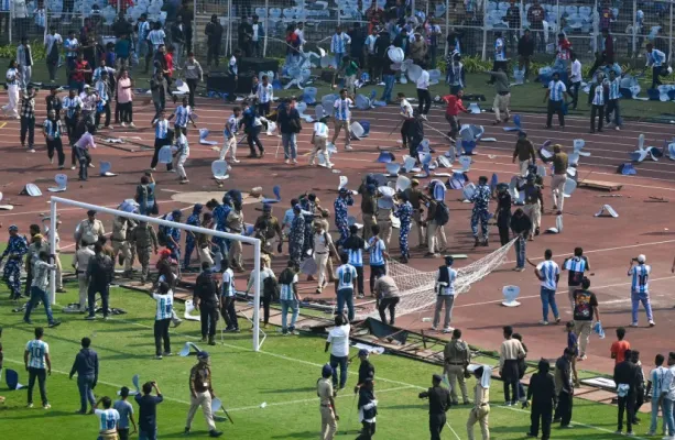 Torcedores se revoltam aps Messi deixar gramado em 20 minutos em turn
