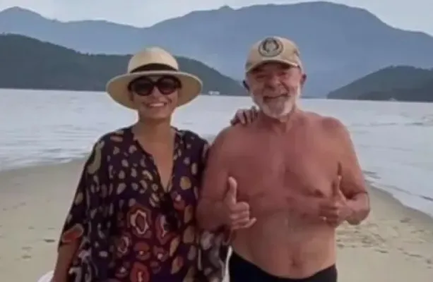 Lula posta foto com Janja na praia e detalhe chama � aten��o