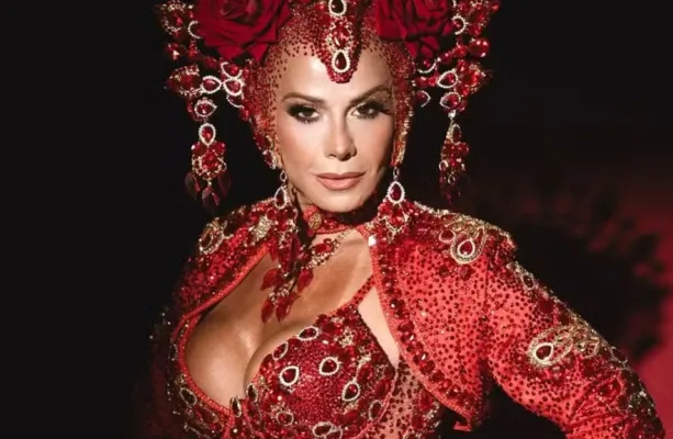 Viviane Araujo brilha no �ltimo ensaio t�cnico na Sapuca�: >Meu Salgueiro>