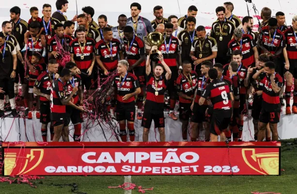 Flamengo vence Fluminense nos p�naltis e fatura tricampeonato carioca