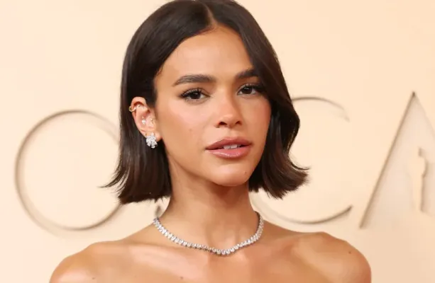 Bruna Marquezine deslumbra no Oscar com vestido prateado da Gucci