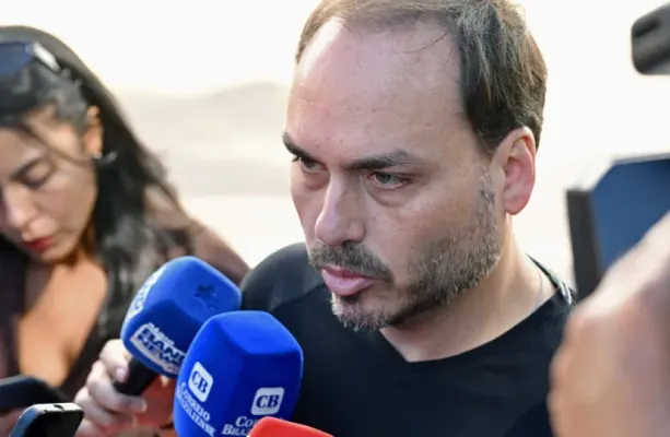 Carlos Bolsonaro publica foto do pai na UTI apesar de proibi��o; veja