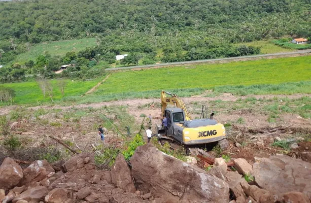 Batalh�o Ambiental da PM apreende escavadeira utilizada para desmatamento irregular