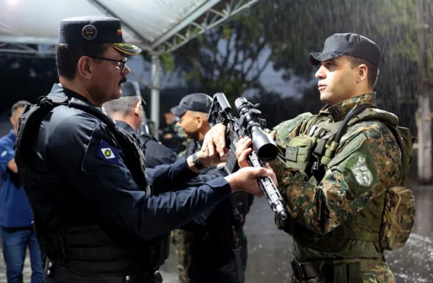Governo de MT entrega R$ 2,3 milh�es em fuzis e drones ao Bope