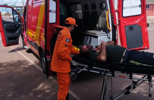 Bombeiros socorrem homem ap�s crise convulsiva em via p�blica