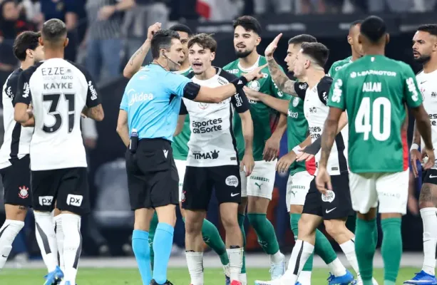 Corinthians e Palmeiras empatam com confus�o dentro e fora do gramado