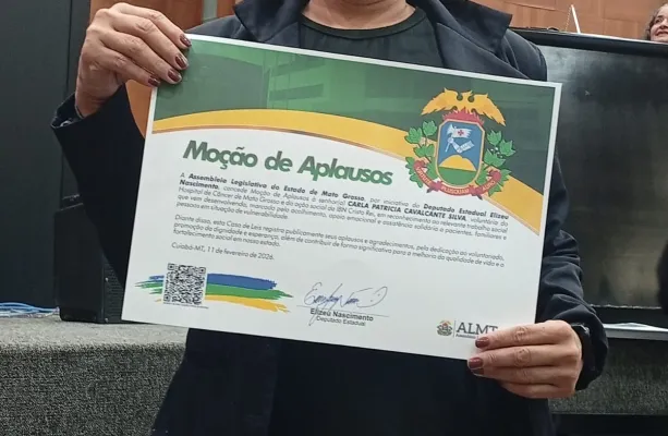 🎭 �Da sala de aula aos corredores do hospital: Prof� Carla  da Escola Dep. Emanuel Pinheiro recebe Mo��o de Aplausos por transformar amor em miss�o�