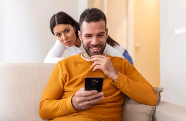 Mexer no celular do parceiro: fatores emocionais e riscos jur�dicos da pr�tica