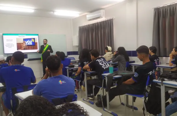 Aul�o sobre a Era Vargas com o Prof� Estefanio Gama movimentou a Escola Dep. Emanuel Pinheiro no Projeto Conex�o ENEM