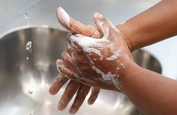 Simples gesto de lavar as m�os pode evitar em 40% o risco de infec��es