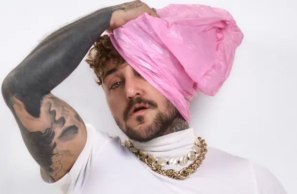 Kaique apresenta �lbum de estreia �Me Chame Pelo Meu Nome� com participa��o de Bixarte, Winnit e MC Lullu