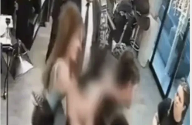 Mulher que atacou cabeleireiro com faca tem doen�a mental, diz defesa