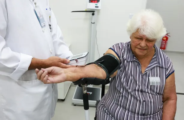 Idosos e adultos acima de 50 anos v�o gastar metade do dinheiro com sa�de em 2044