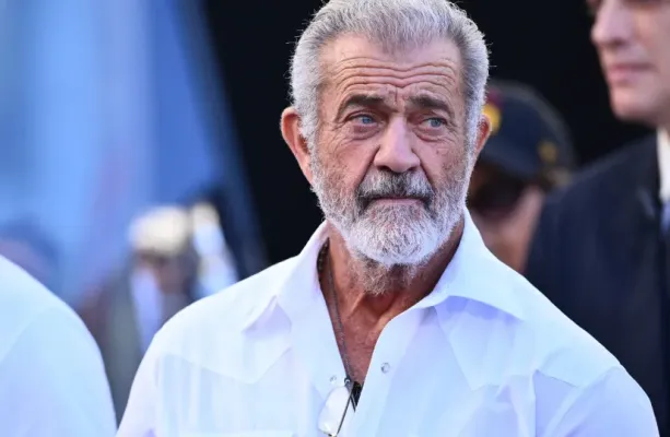 Mel Gibson � visto beijando atriz 26 anos mais nova em Roma