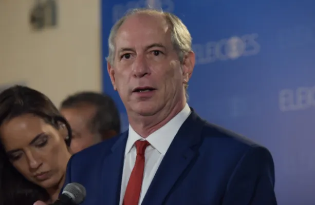 Ciro Gomes confunde gesto de apoiador com s�mbolo de fac��o e manda prend�-lo