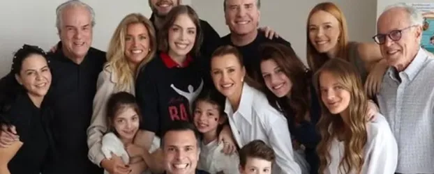 Fabiana Justus celebra fim da quimioterapia com festa surpresa da fam�lia: >Acabou>