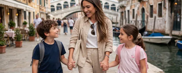Patricia Abravanel viaja com a familia e nao usa alianca do casamento