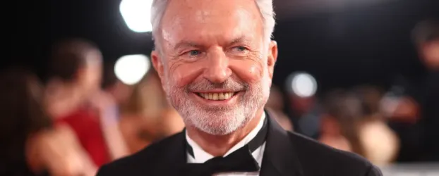 Morre Sam Neill, astro de Jurassic Park, Peaky Blinders e O Piano